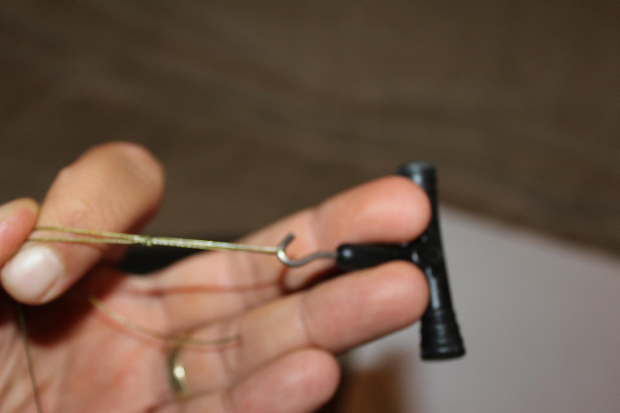 O montura de vara.. - Se strange nodul cu ajutorul unui dispozitiv de strans noduri